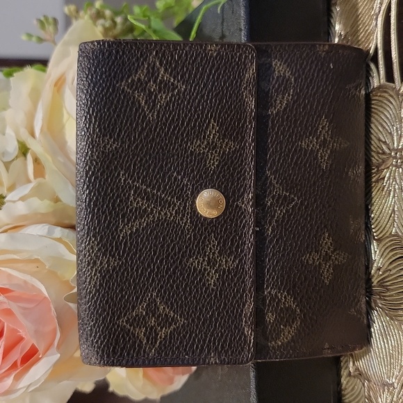 Authentic Louis Vuitton short wallet - Picture 1 of 9